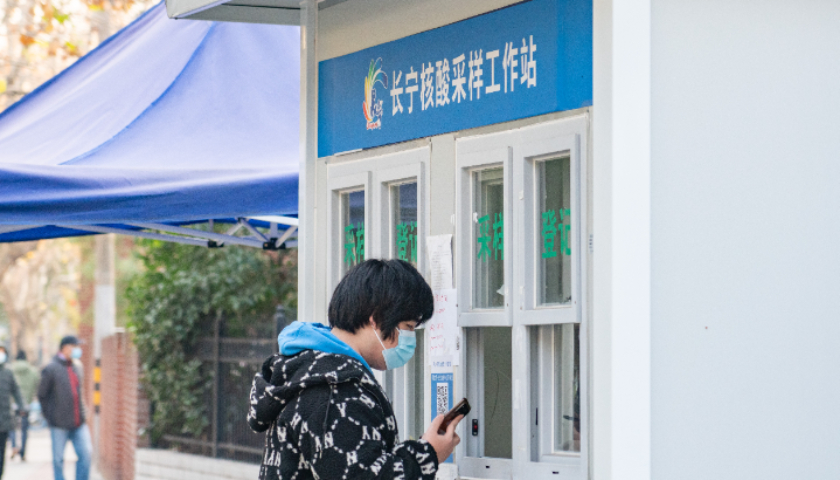 核酸采样亭大量闲置，委员建议改造为发热诊疗亭或便民医疗点
